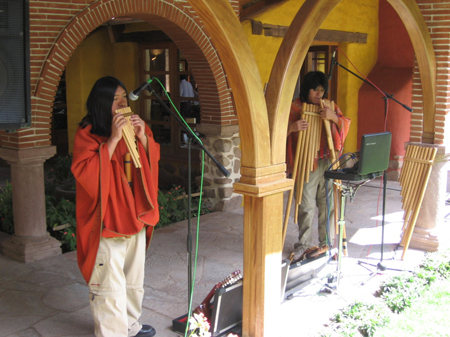 17 muziek tijdens ons middagmaal in Urubamba