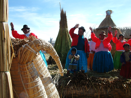 23 De Uros wuiven ons vaarwel