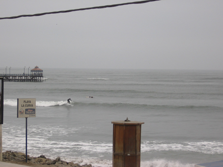 15 surfers op de golven